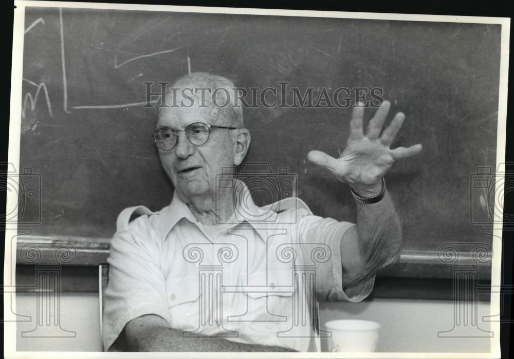 1993 Press Photo Pulitzer Prize Winner James Michener  in a Writing Class - Historic Images