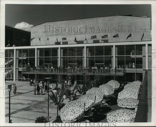 1982 Press Photo The Queen Elizabeth Theater, in Vancouver, British Columbia - Historic Images