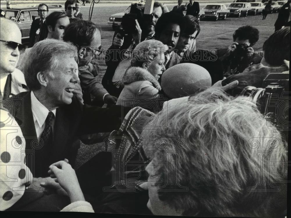 1979 Press Photo Jimmy Carter and Mayor Byrne greet excited crowd in Chicago - Historic Images