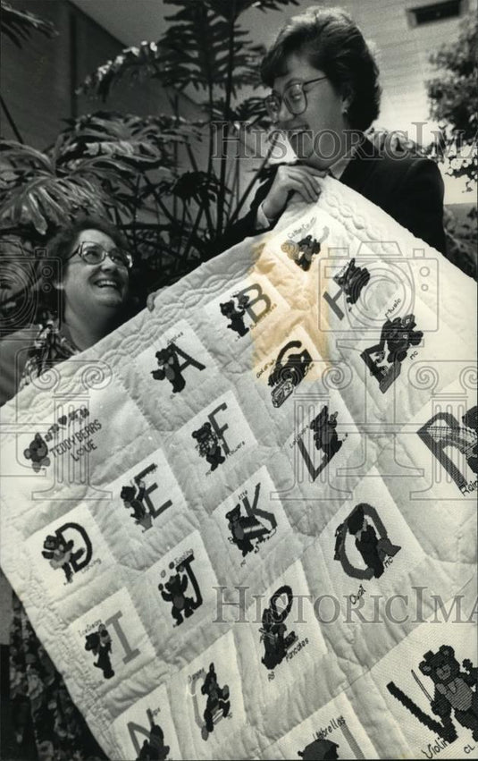 1991 Press Photo Mary Beth Carman and Robin Jewell show their sewing group quilt - Historic Images