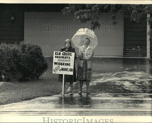 1987 Press Photo Women Protest Plans to Widen Blue Mound Rd. in Elm Grove, WI - Historic Images