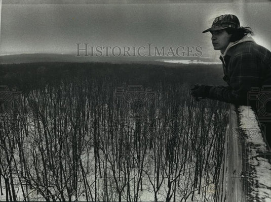 1993 Press Photo a surveyor in Kettle Moraine State Forest of Wisconsin - Historic Images