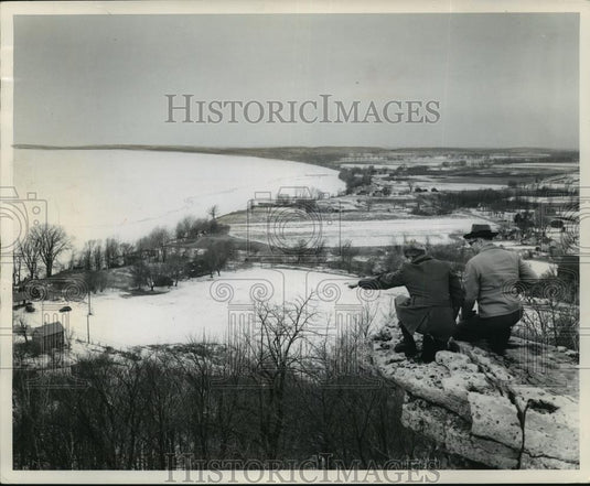 Press Photo Richard Schwartz shows visitor Lake Winnebago shoreline. - Historic Images