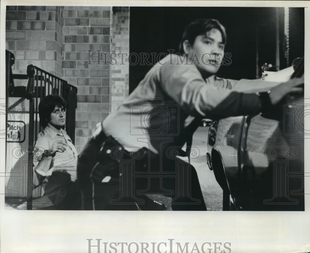 1977 Press Photo A Milwaukee Officer Handcuffed a Suspect to a Railing - Historic Images