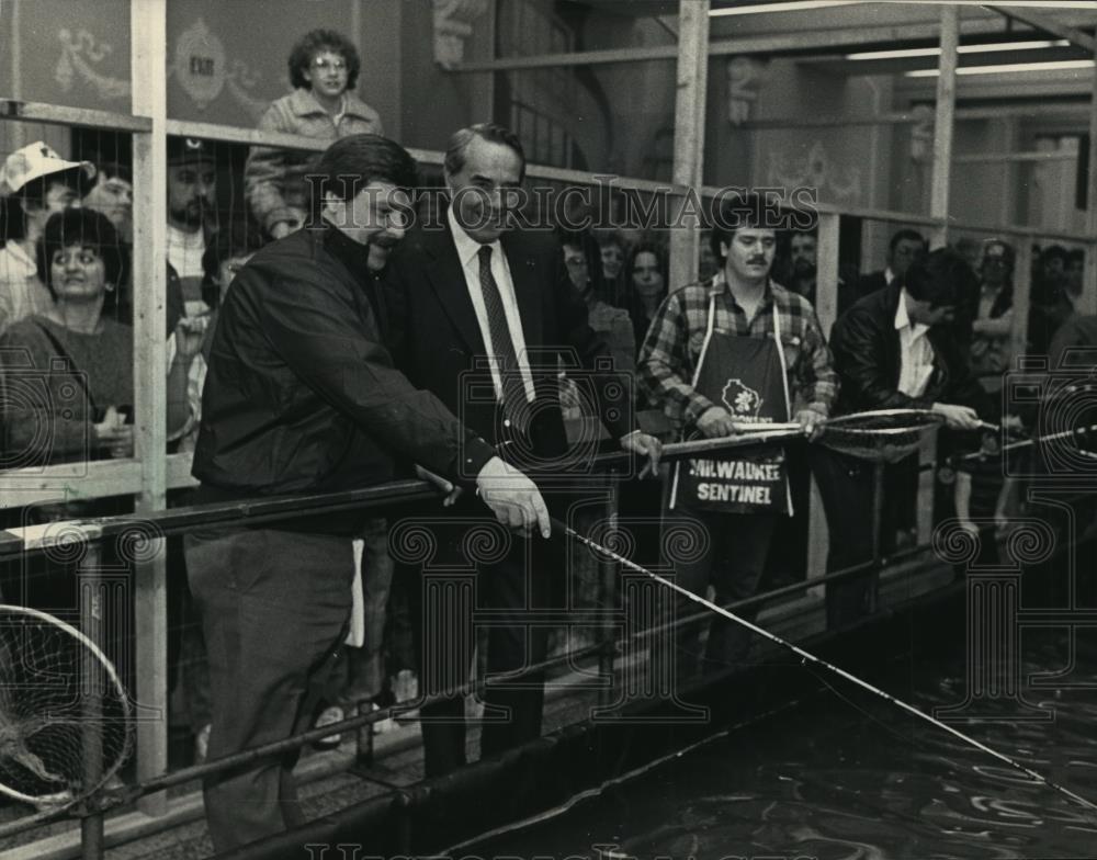 1988 Press Photo Bob Dole at Milwaukee Sentinel Sports, Travel &amp; Boat Show - Historic Images