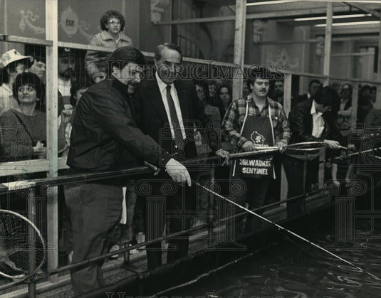 1988 Press Photo Bob Dole at Milwaukee Sentinel Sports, Travel & Boat Show - Historic Images