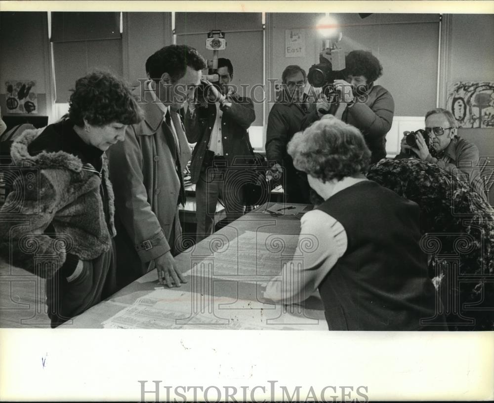 1980 Press Photo Mayor Candidate Dennis Conta and wife Marcia casting their vote - Historic Images