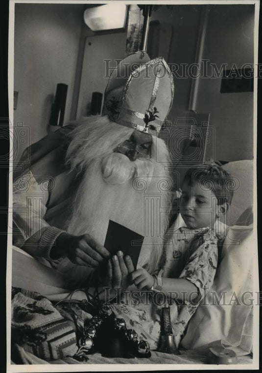 1988 Press Photo Robert Wortock visits Matthew Jakus at Children's Hospital. - Historic Images