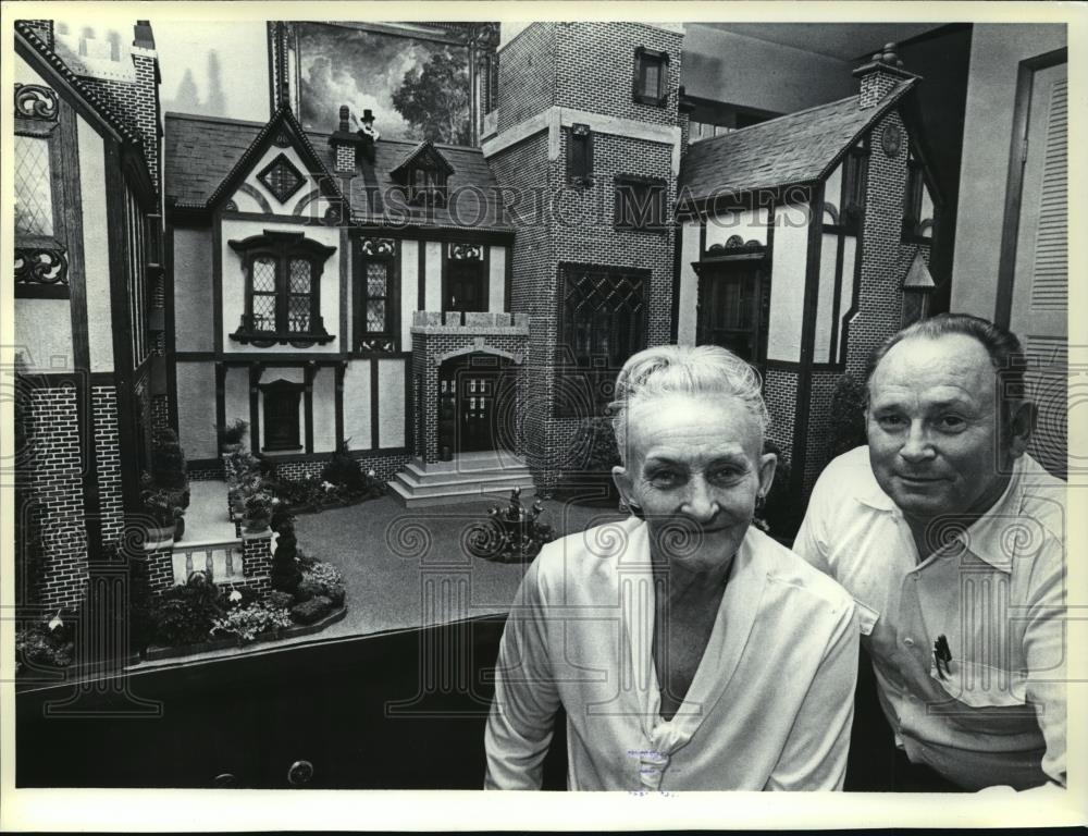 1980 Press Photo Kate and Alex Sebo pose in front of her &quot;castle&quot;. - mja88818 - Historic Images