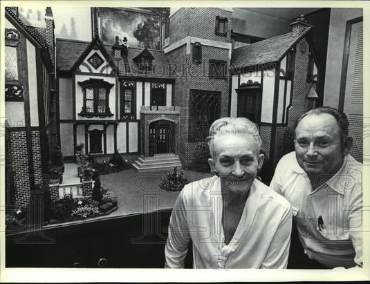 1980 Press Photo Kate and Alex Sebo pose in front of her "castle". - mja88818 - Historic Images
