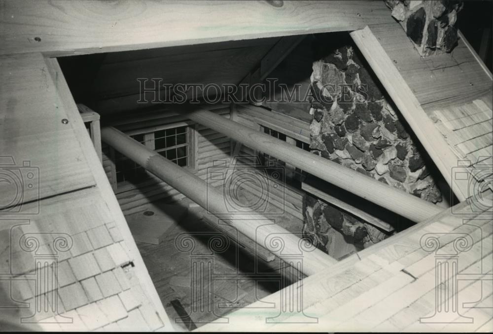 1988 Press Photo A removable portion of the doll house roof allows a look inside - Historic Images