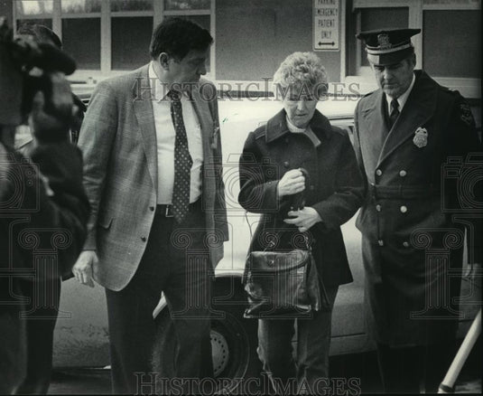 1985 Press Photo The wife of Officer Lesnieski arrived at the Medical Complex. - Historic Images
