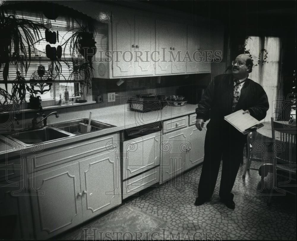 1992 Press Photo Appraiser Bill Druck at a recently sold home in Whitefish Bay - Historic Images