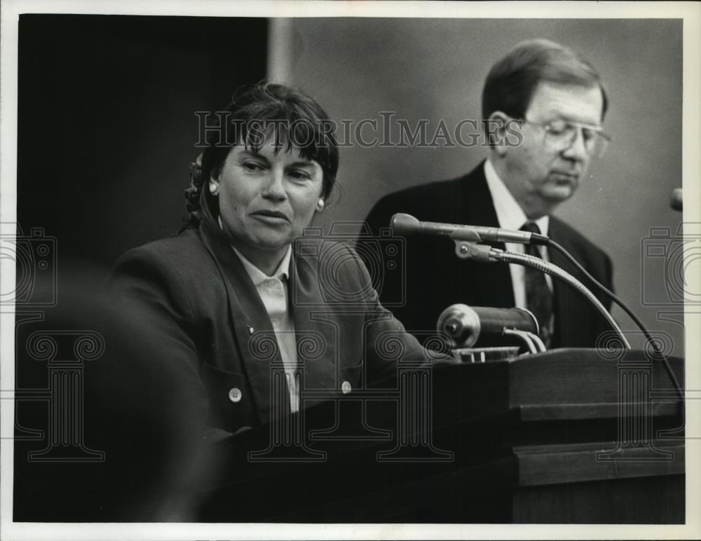 1993 Press Photo Linda Cross Debating at University of Wisconsin-Milwaukee - Historic Images