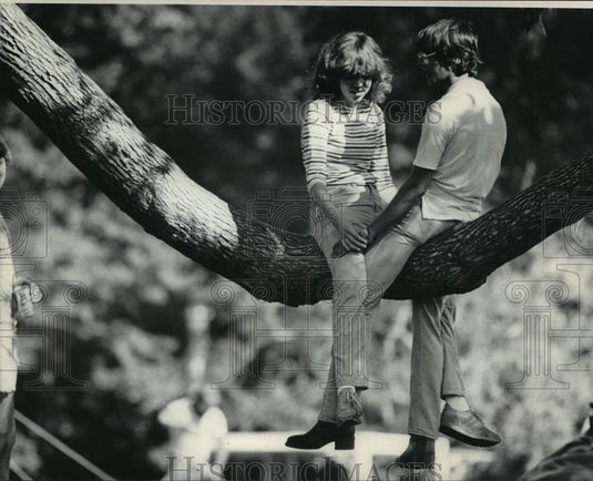 1983 Press Photo Love Birds Perched Themselves in a Tree in Lake Park - Historic Images