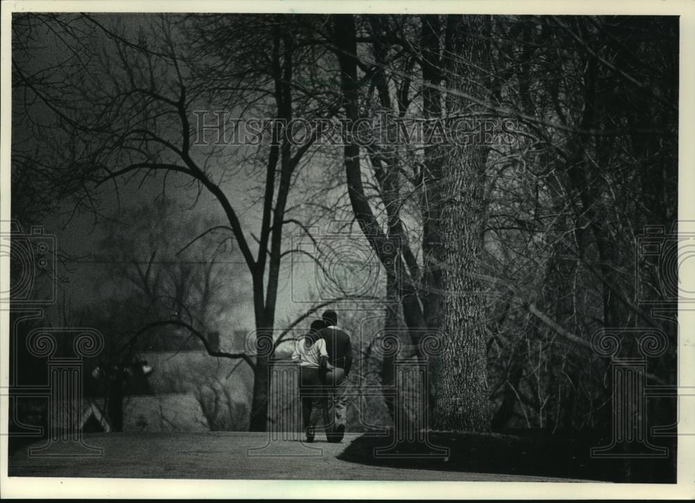 1983 Press Photo A couple enjoyed a walk in Washington Park. - mja89946 - Historic Images