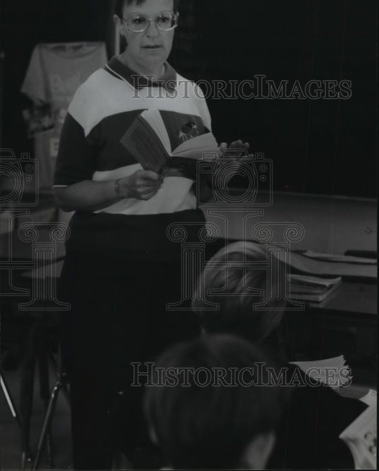 1994 Press Photo Teacher Dee Rott uses Cunningham Reading Model with students. - Historic Images