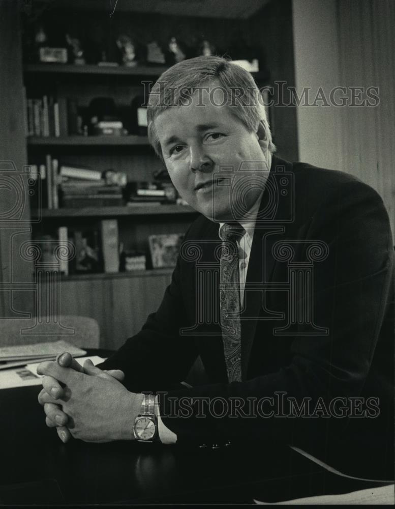 1987 Press Photo Paul S. Counsell, Cramer-Krasselt Company CEO, Milwaukee - Historic Images