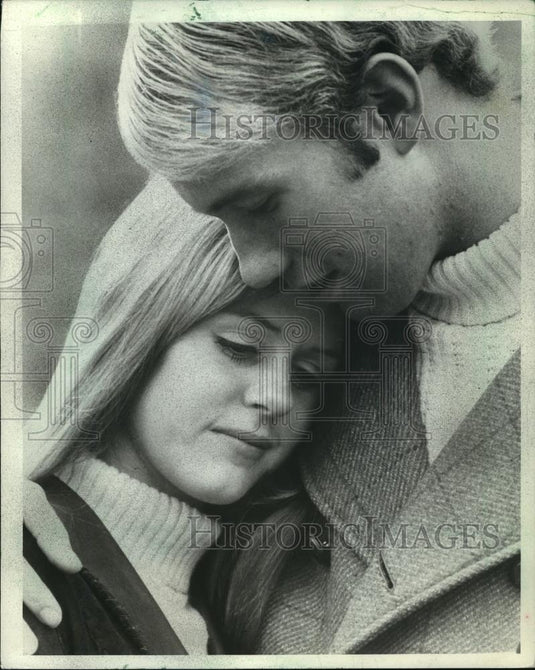 1983 Press Photo Students enroll in a class, "Finding a Mate at Bloomingdale". - Historic Images