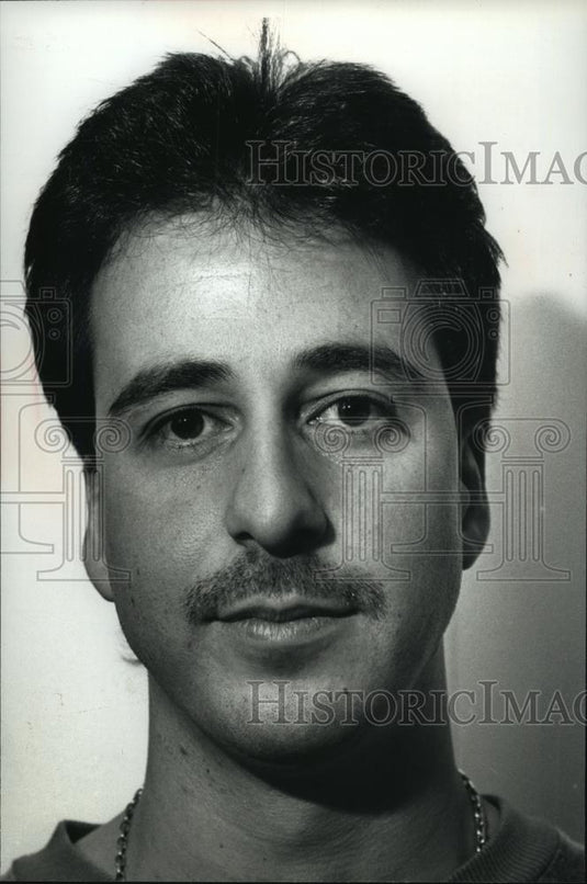 1990 Press Photo Sam Corrao owner of Giuliano's Restaurant, Milwaukee, Wisconsin - Historic Images