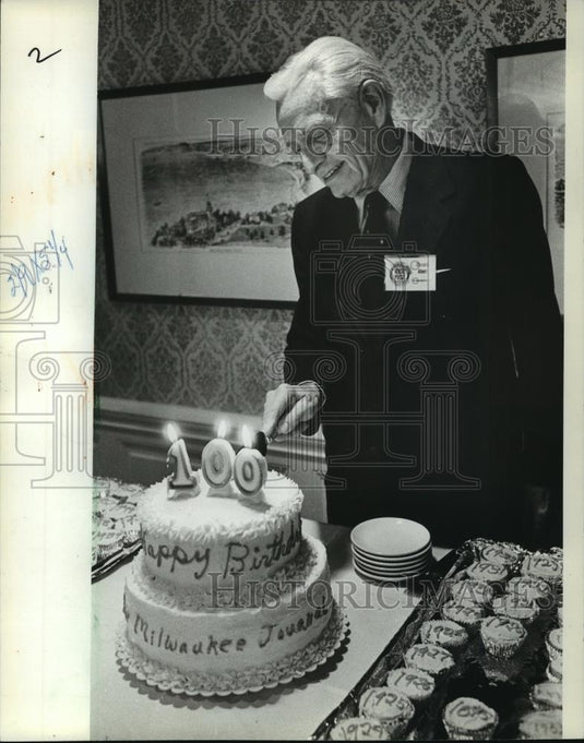 1982 Press Photo Chairman Donald Abert cuts cake for Journal's 100th anniversary - Historic Images