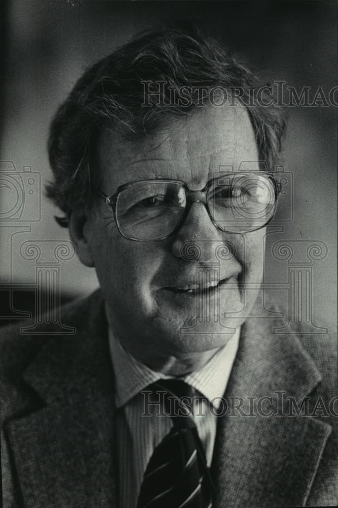 1984 Press Photo Writer Editor and Administrator Robert Willoughby Corrigan - Historic Images