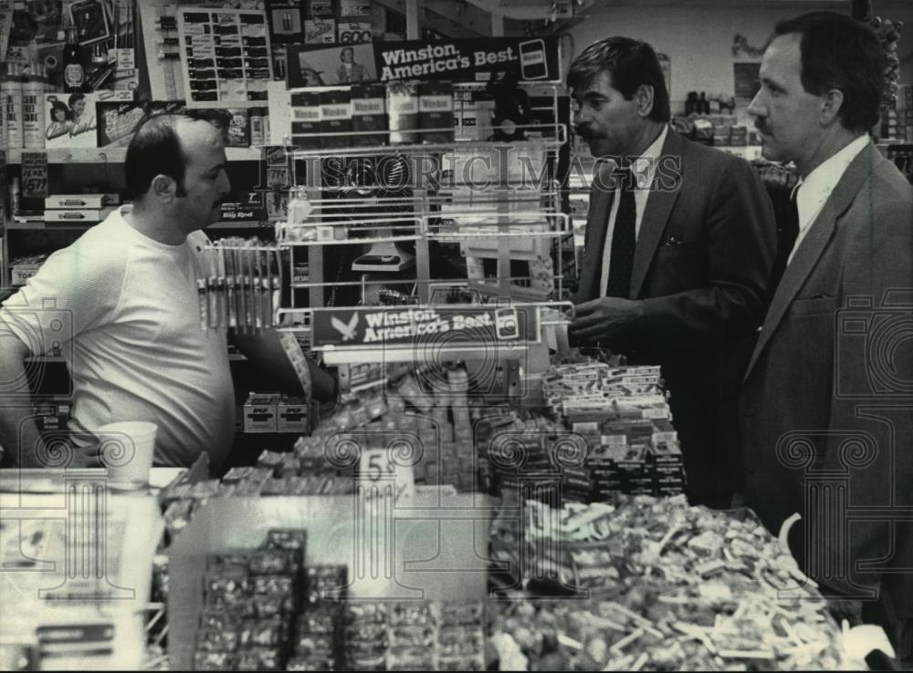 1985 Press Photo Sheriff Deputies talk to grocery store owner before car seized - Historic Images