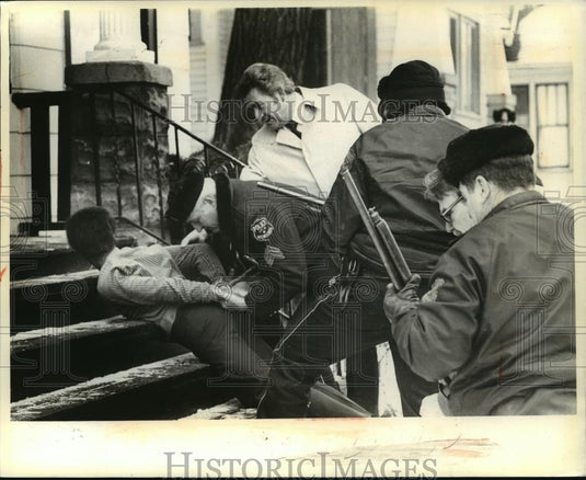 1981 Press Photo Police taking shooting suspect into custody Milwaukee - Historic Images