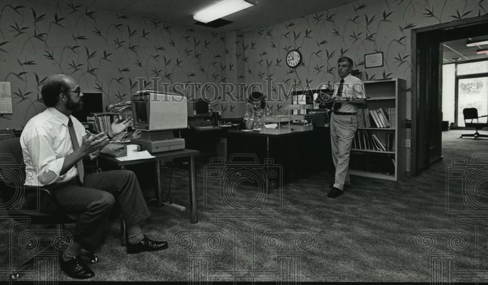 1990 Press Photo Waukesha Bureau office employees, Milwaukee Journal - mja90957 - Historic Images