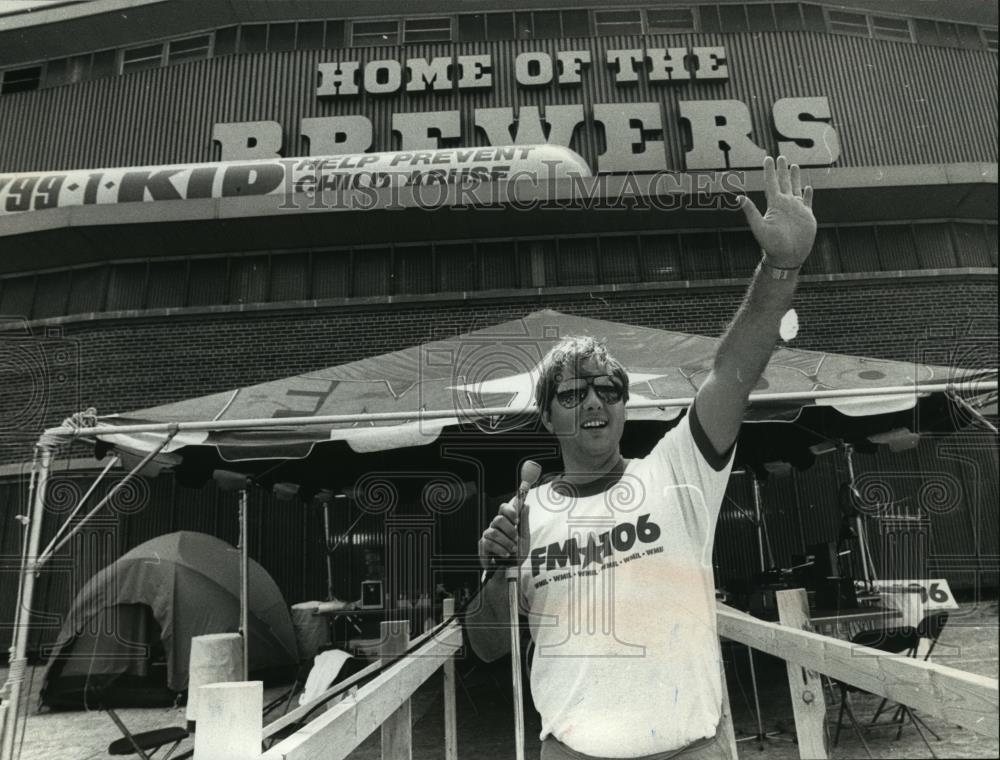 1989 Press Photo WMIL Disc Jockey Neal Dionne on County Stadium Roof, Wisconsin - Historic Images