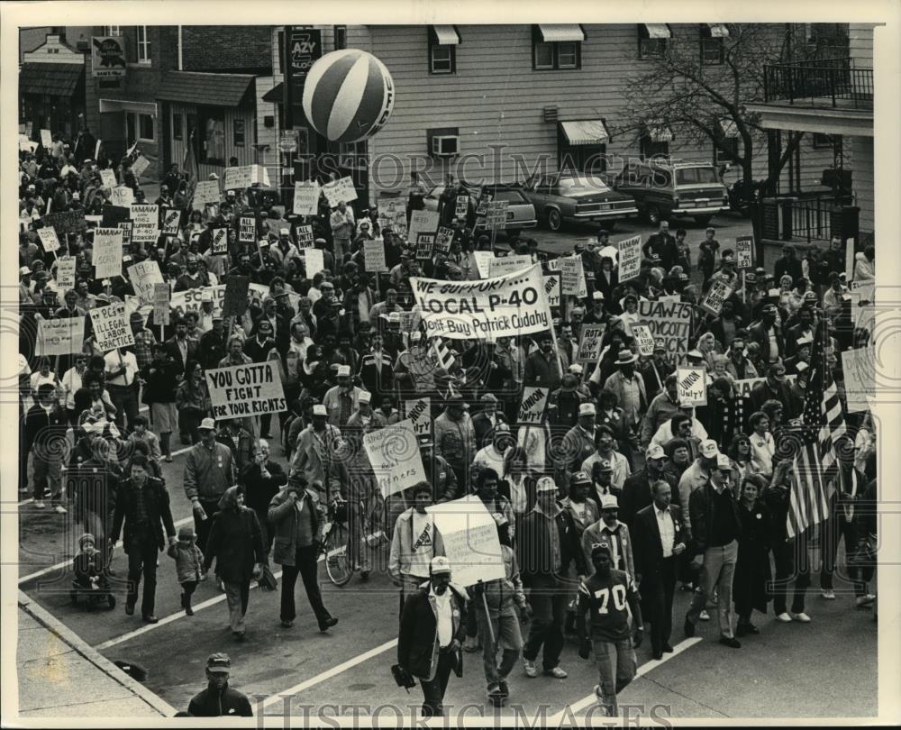 1987 Press Photo Demonstrators march along with Patrick Cudahy Inc strikers. - Historic Images