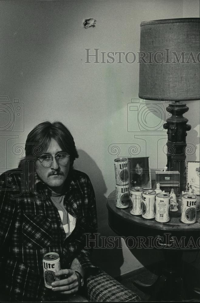 1983 Press Photo Gary Karmes sat below a bullet hole in an apt. in Milwaukee - Historic Images