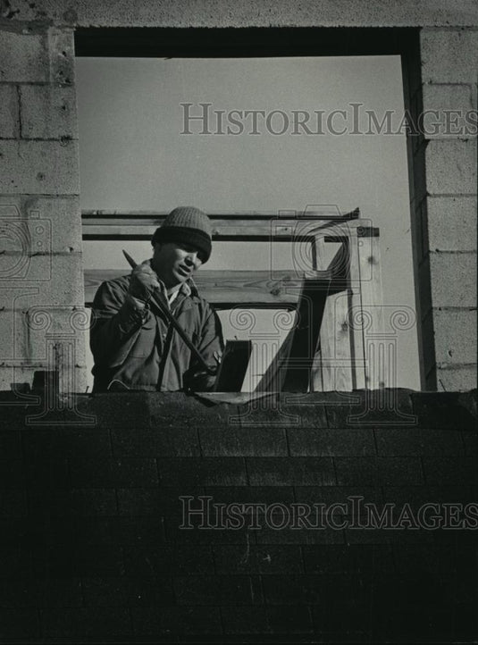 1984 Press Photo Workman at Oakton Beach and Tennis Club club in Delafield - Historic Images