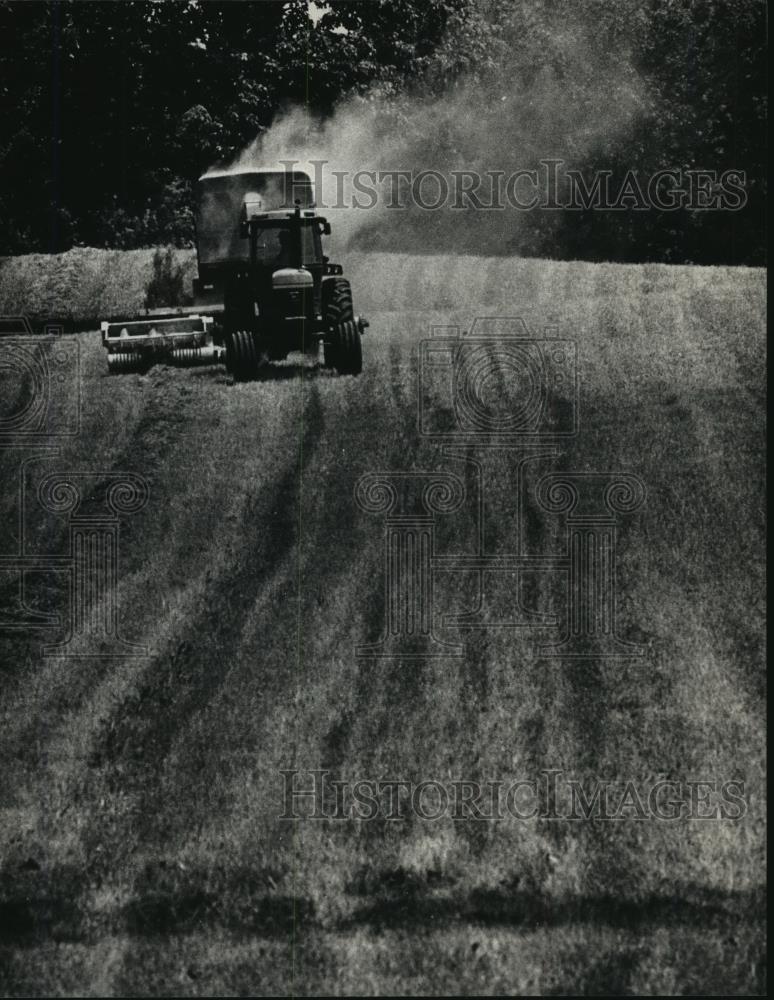1988 Press Photo Farmer Jerry Meissner makes hay, Sussex, Wisconsin - mja92837 - Historic Images