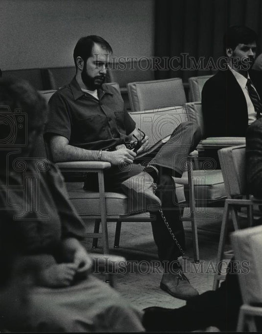 1985 Press Photo Douglas Dean, in chains, convicted of Murder - mja92938 - Historic Images