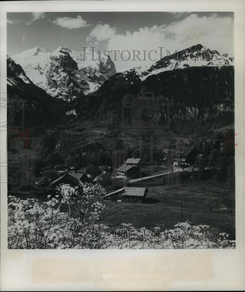 1983 Press Photo Snow covered Wetterhorn rises behind Hohfluh, Switzerland - Historic Images