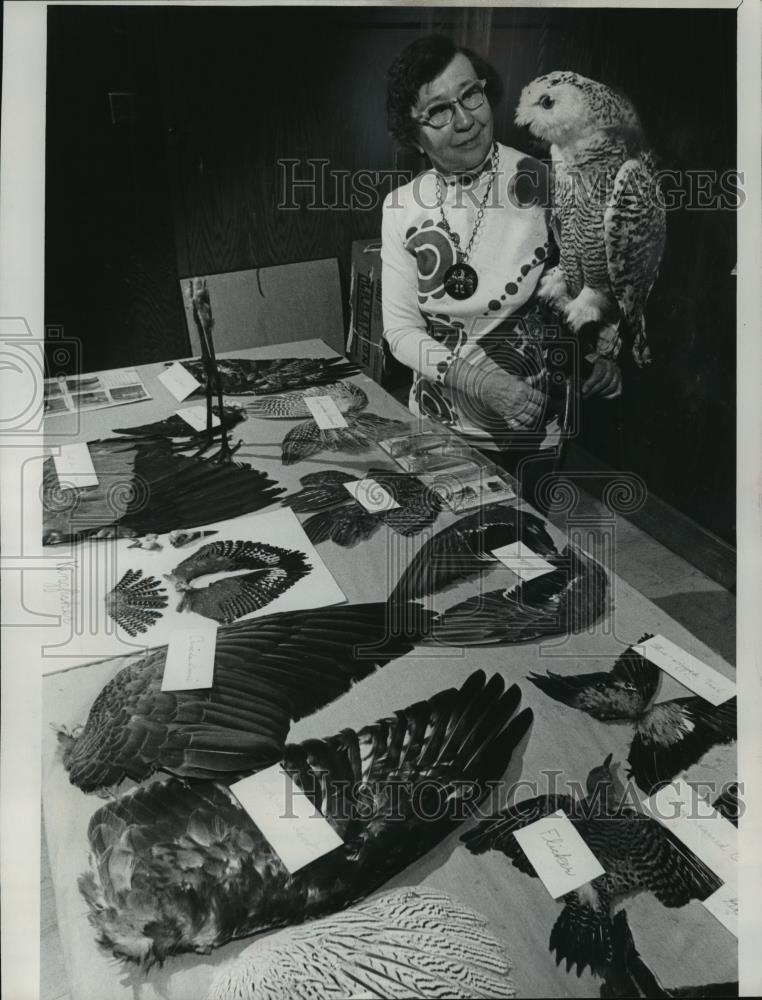 1976 Press Photo Sister Erna Daun with her feather collection at St. Francis - Historic Images