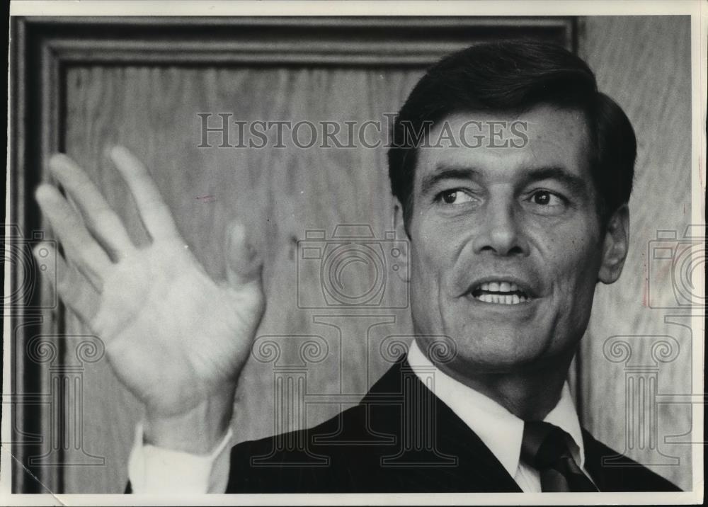 1979 Press Photo Politician Phillip Crane waves to crowd - mja93447 - Historic Images
