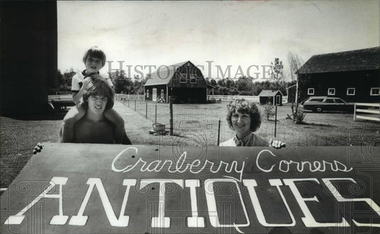 1980 Press Photo Matthew, Marty and Elaine Schreibers on their farm, Wisconsin - Historic Images