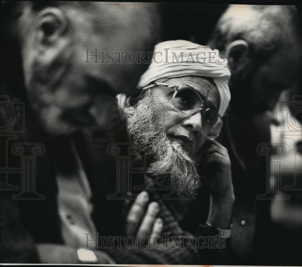 1991 Press Photo Aziz-Ur-Rehman at the Islamic Center of Milwaukee, Wisconsin - Historic Images