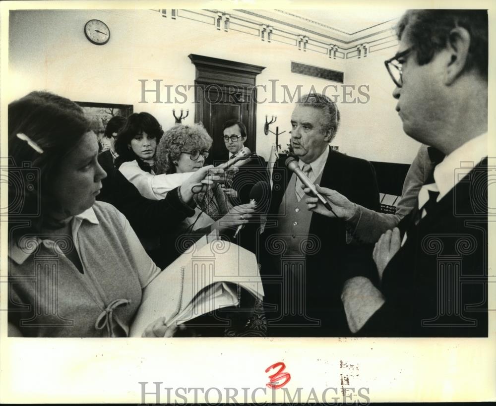 1979 Press Photo Lee Dreyfus allowed press into talk with Senate Democrats - Historic Images
