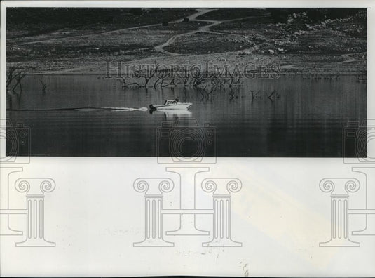 1977 Press Photo A boat races past trees that normally would be submerged - Historic Images