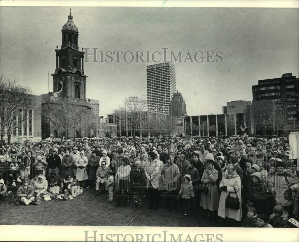 1983 Press Photo A rally demonstration at Cathedral Square in Milwaukee - Historic Images