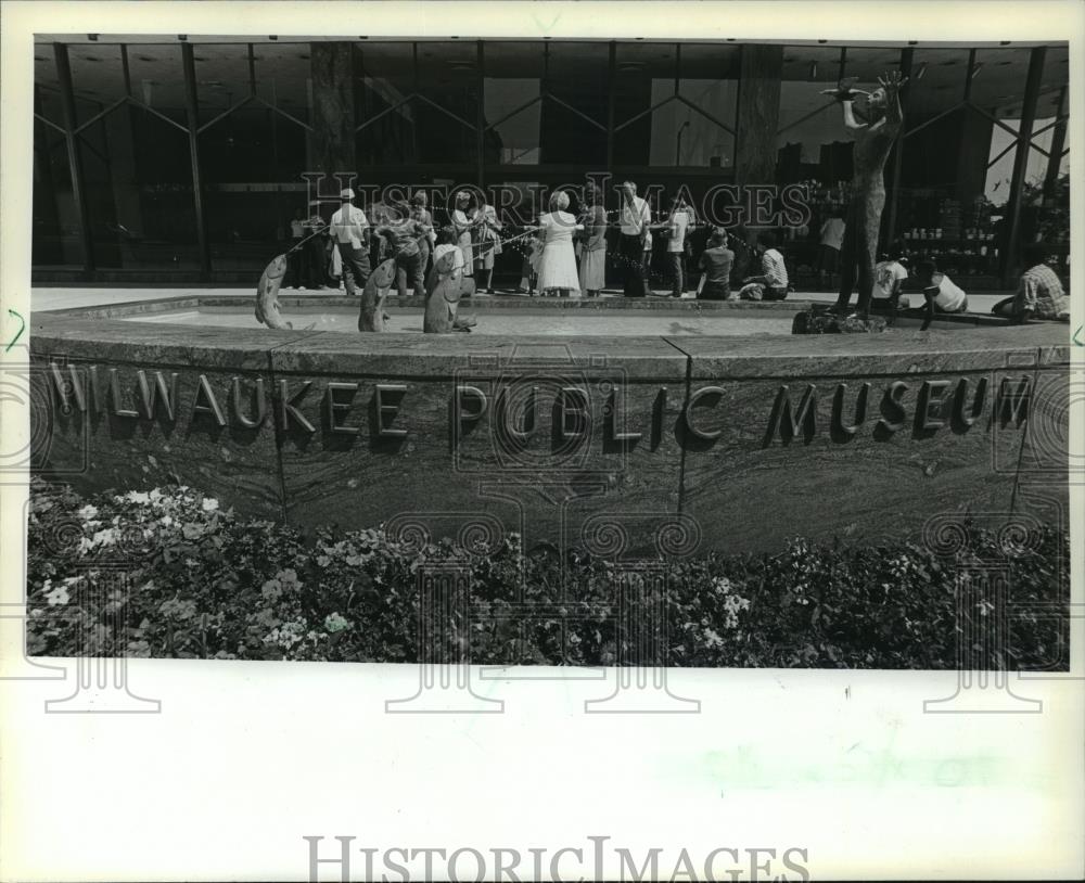 1982 Press Photo Tour group waiting outside Milwaukee Public Museum - mja94038 - Historic Images