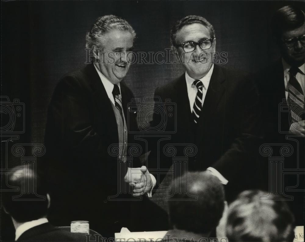 1980 Press Photo Wisconsin Governor Dreyfus welcomed Henry Kissinger - mja94048 - Historic Images