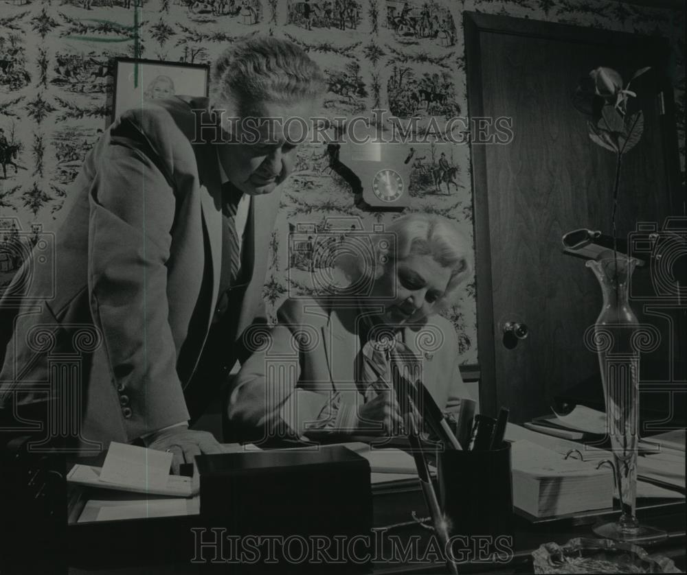 1984 Press Photo Lee Dreyfus and his wife, Joyce, check speaking appointments - Historic Images