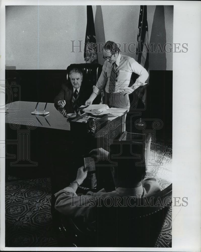 1979 Press Photo Governor Stanley York with communictions director William Kraus - Historic Images