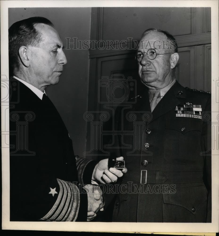 1945 Press Photo Marine Lieutenant General Holland M. Smith receives medal - Historic Images