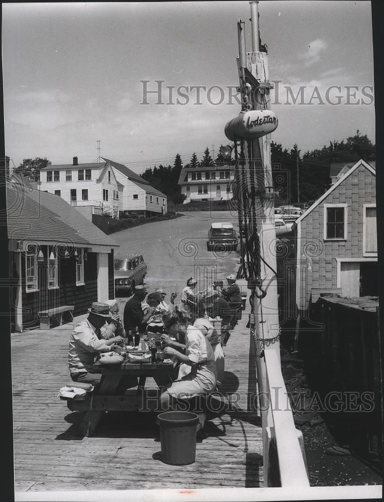 1965 Press Photo Tourist eat fresh caught lobster on Small Brothers pier, Main - Historic Images
