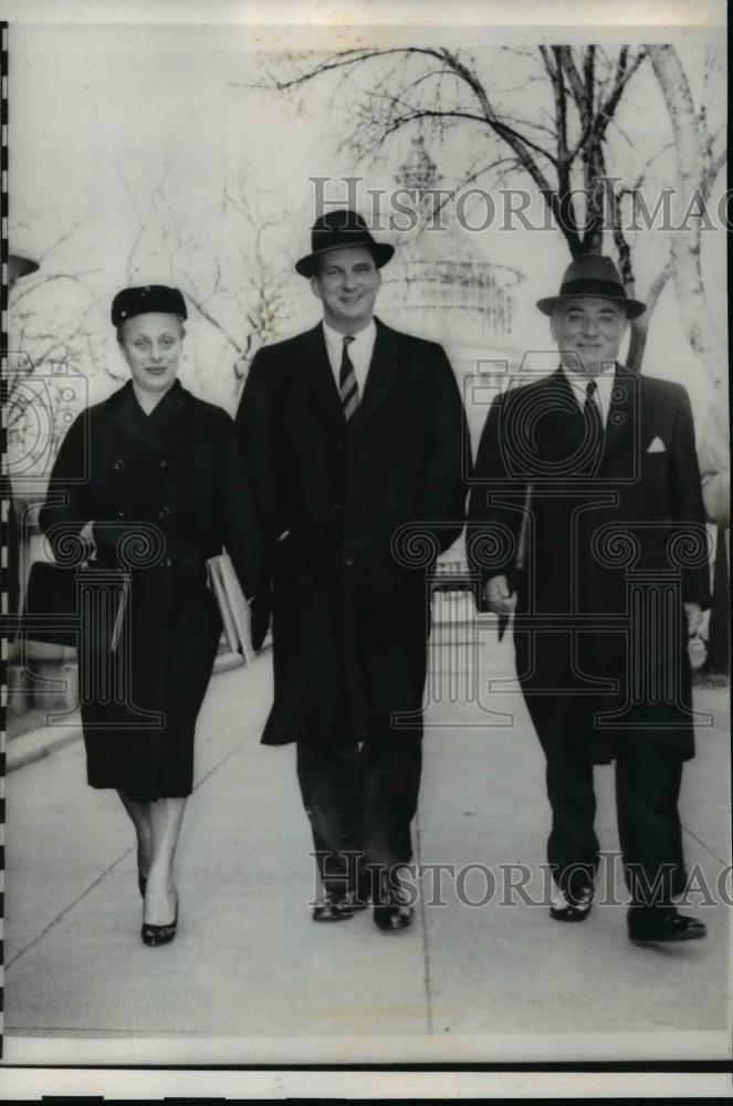 1959 Press Photo Bernard Goldfine Shown As He Leaving The Capitol For Lunch - Historic Images